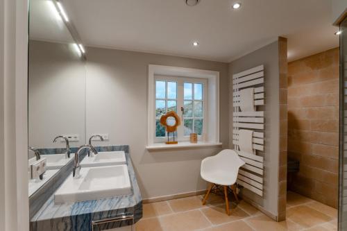 un bagno con vasca e lavandino di LITZKOW 16204 ad Archsum