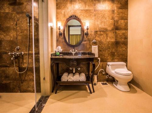 Ванна кімната в Rhythm Lonavala - An All Suite Resort