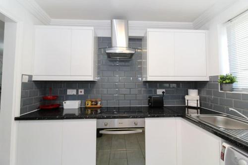 Kuchyň nebo kuchyňský kout v ubytování McRae - 2 bed Flat - South Norwood - Crystal Palace