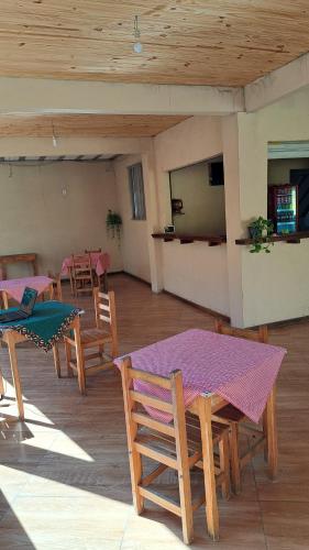 ヴィスコンデ・デ・マウアーにあるSuites Casa da sua mãeの建物の中にあるテーブルと椅子のある部屋