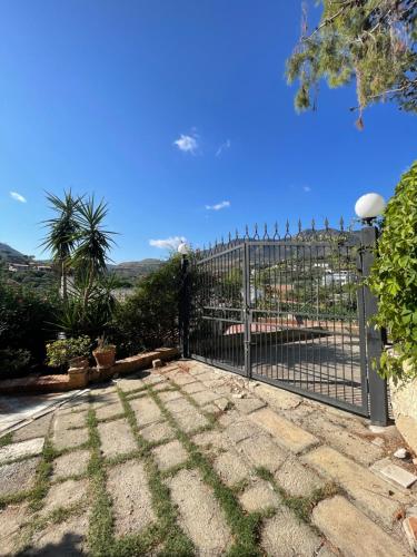 a gate in a garden with a fence at Villa Salina - Vicina al mare con giardino privato in Trabia