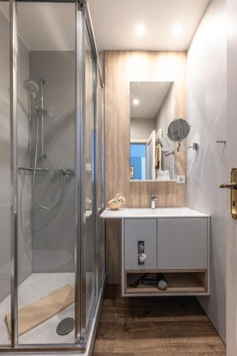 a bathroom with a shower and a sink at Villa Benz Hotel garni in Schwetzingen