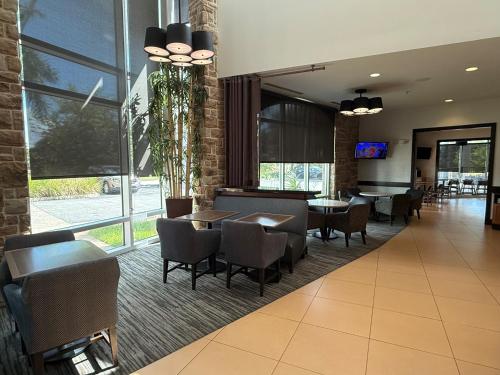 Ruang duduk di Hyatt Place Fort Myers at the Forum