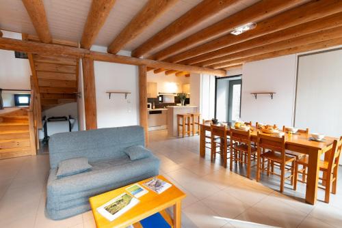 un salon avec un canapé et une table dans l'établissement Gîte Gîte de France 6/10 personnes à La Ferme Lionnet, à Albaret-le-Comtal