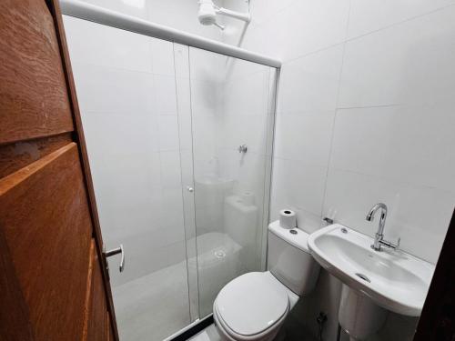 un bagno bianco con un water e un lavandino di Apart Hotel Home Trancoso a Trancoso