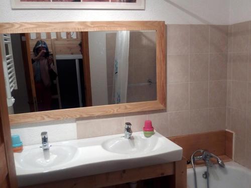 une salle de bain avec un lavabo, un miroir et une baignoire dans l'établissement 2 pièces, 6 pers, piscine, animaux admis, parking - FR-1-263-141, à Valloire