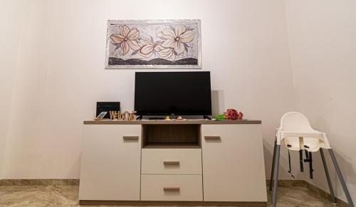 a white desk with a tv on top of it at Casa D'Amico in Arnesano