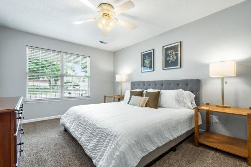 Un dormitorio con una cama y un ventilador de techo. en Holly House Cleveland, en Cleveland
