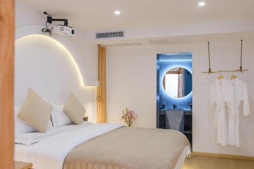 Big Tree Guesthouse - Naxi old styleにあるベッド