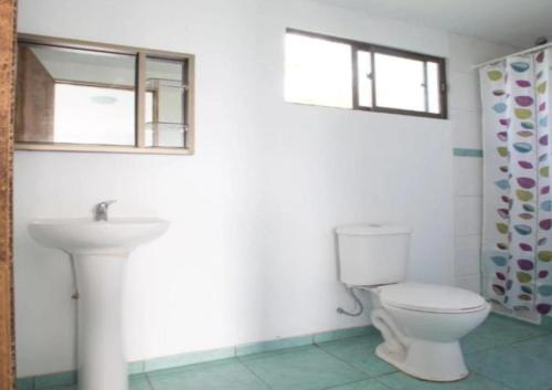 Ένα μπάνιο στο Cabañas Honu Nui Inn