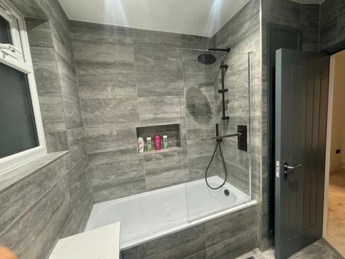 Ένα μπάνιο στο Modern 3bed, Garden, Surbiton St