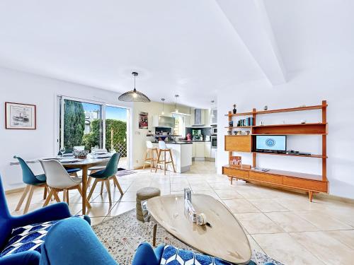 un salon avec un canapé bleu et une table dans l'établissement Ker Lodan jolie maison 3 chambres et terrasse, à Brest