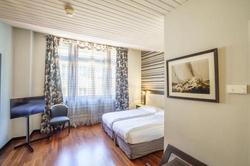a hotel room with a bed and a window at Rivage Hotel Restaurant Lutry in Lausanne