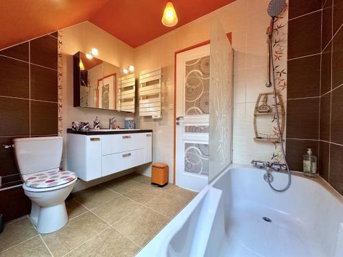 une salle de bain avec une baignoire, des toilettes et un lavabo dans l'établissement Ker Lodan jolie maison 3 chambres et terrasse, à Brest