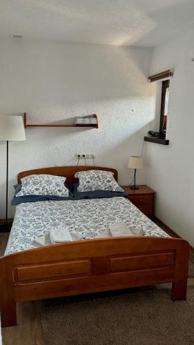 a bedroom with a wooden bed with two lamps and two at Dom Pracy Twórczej Stowarzyszenia Filmowców Polskich w Kazimierzu Dolnym in Kazimierz Dolny