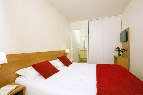 Un ou plusieurs lits dans un hébergement de l'établissement Séjours & Affaires Rennes Villa Camilla