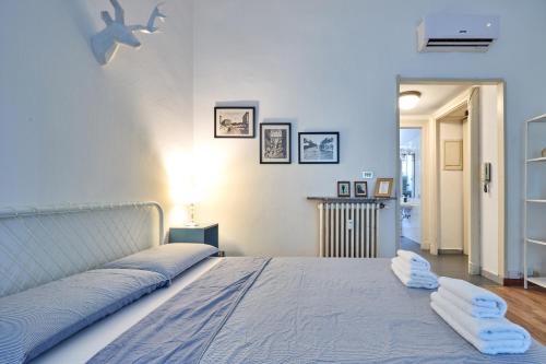 una camera da letto con un letto con due asciugamani sopra di Classic Commenda - Porta Romana a Milano