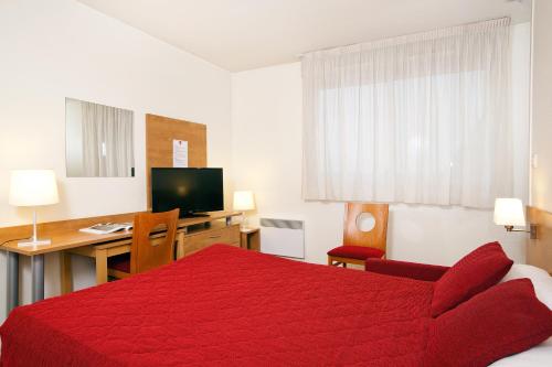 מיטה או מיטות בחדר ב-Séjours & Affaires Rennes Villa Camilla