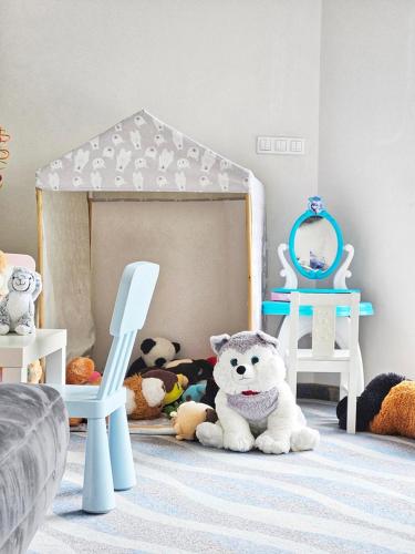 a room with a bed with a bunch of stuffed animals at Hotel Bardo in Bardo