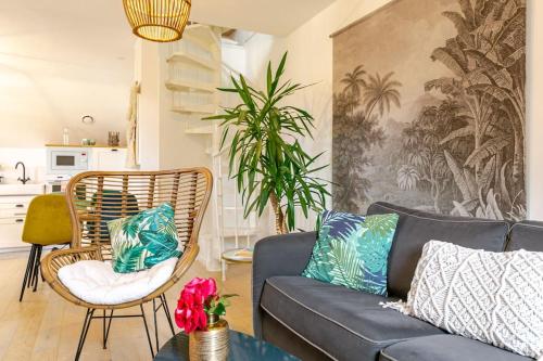 a living room with a couch and a table at A 600 m de la plage avec jardinet privatif in Saint-Pierre-Quiberon