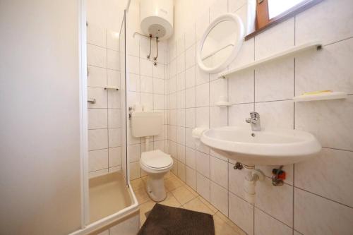 Bilik mandi di Knež - Relaxing Apartments Near the Sea on Mali Iž