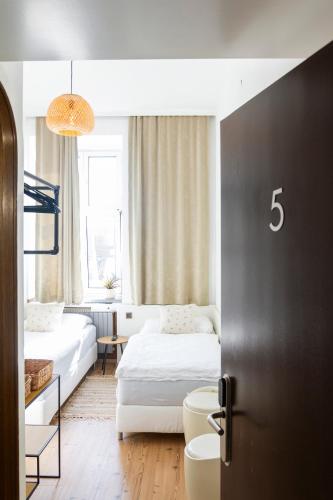 une chambre d'hôtel avec deux lits et une fenêtre dans l'établissement KIBI Rooms self check-in, à Vienne