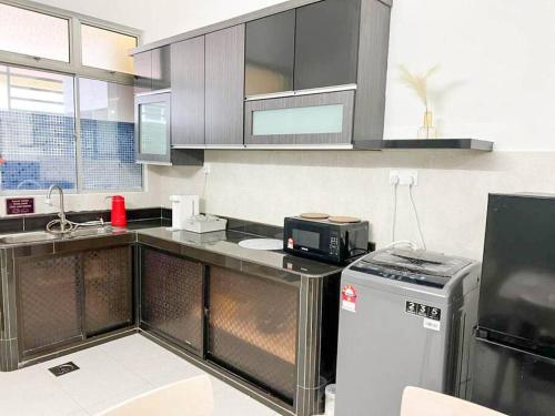 ジョホールバルにあるBukit Indah 9-11 Pax 5Min To Aeonのキッチン(シンク、冷蔵庫付)