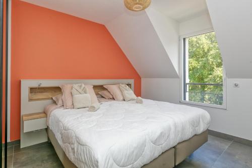 a bedroom with a large bed with an orange wall at Villa Ker Minet - Houat - 8 pers in Piriac-sur-Mer