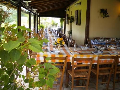 a long table set up in a restaurant at Il Girasole Country Village in Massignano
