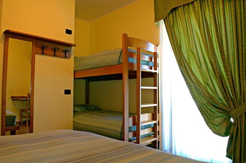 sypialnia z 2 łóżkami piętrowymi i oknem w obiekcie BiancaNeve B&B w mieście Capracotta