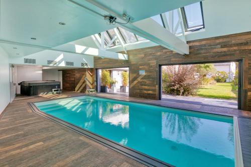 une piscine intérieure dans une maison avec un plafond dans l'établissement Villa Ker Minet - Hoedic - 6 pers, à Piriac-sur-Mer