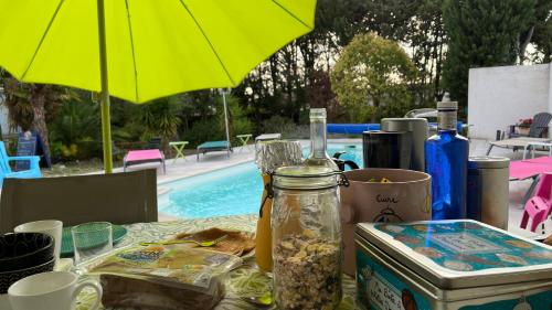 Het zwembad bij of vlak bij Aux Belles Vacances - ADULTS ONLY