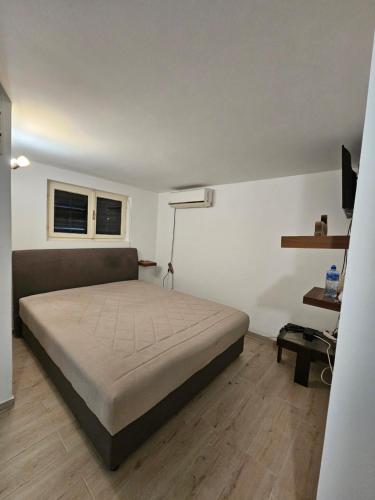 Postel nebo postele na pokoji v ubytování Apartmani Radman 2 - Igalo