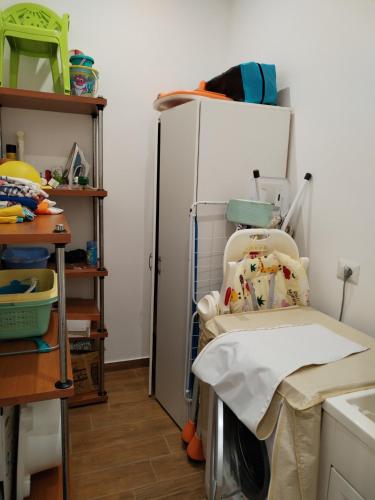 a room with a kitchen with a table and a shelf at Momaliar House in Campofelice di Roccella