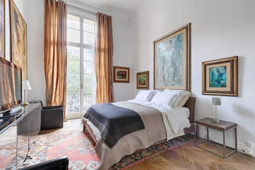 une chambre avec un lit, une télévision et une fenêtre dans l'établissement Apt Dupleix Luxueux Cœur du 16ème 8P 4BR, à Paris