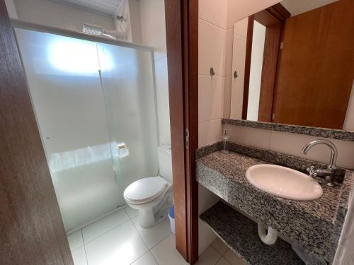 ein Badezimmer mit Toilette, Waschbecken und Dusche in der Unterkunft Residencial Alianza - Departamento de 1 habitacion 103 in Bombinhas