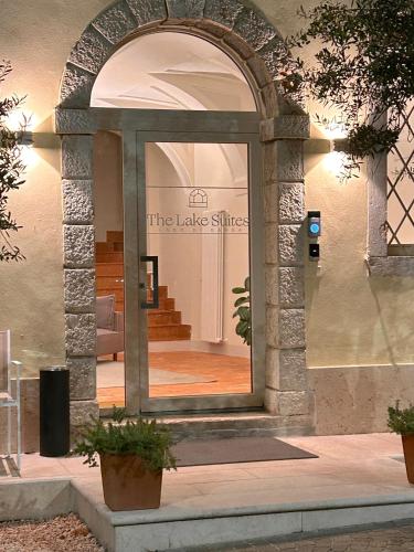 a display window in a building with an archway at The Lake Suites com - Luxury stay in Lazise in Lazise