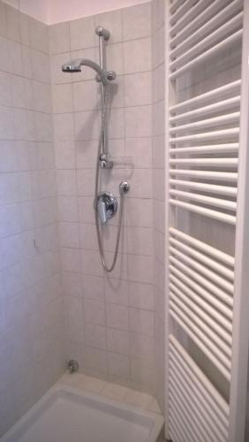 a bathroom with a shower with a toilet and a tub at Appartamento La Chiocciola in Treviso