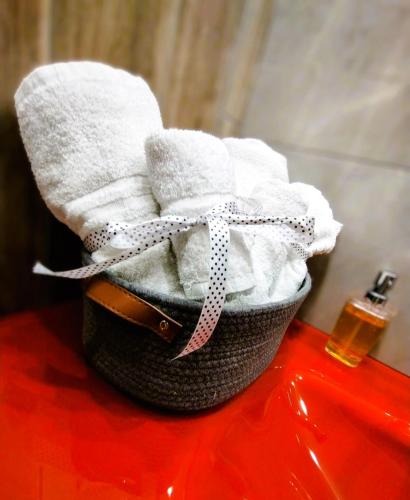 a basket filled with towels on top of a table at Domus Vetriera in Palermo