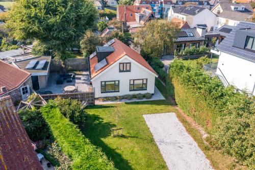 an aerial view of a house in a city at Epelaan 34 in De Koog