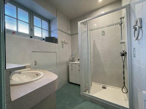 une salle de bain avec douche et lavabo dans l'établissement Maison VUE SUR MER avec jardin WIFI au port de Ploumanac'h à PERROS-GUIREC - Réf 325, à Perros-Guirec