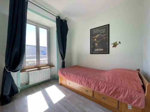 - une chambre avec un lit rouge et une fenêtre dans l'établissement Maison VUE SUR MER avec jardin WIFI au port de Ploumanac'h à PERROS-GUIREC - Réf 325, à Perros-Guirec