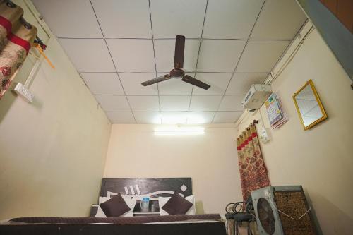 Ruang duduk di Apna Farmhouse - Private Villa with Pool & Play area - Near Fort -15 min to Ellora Caves