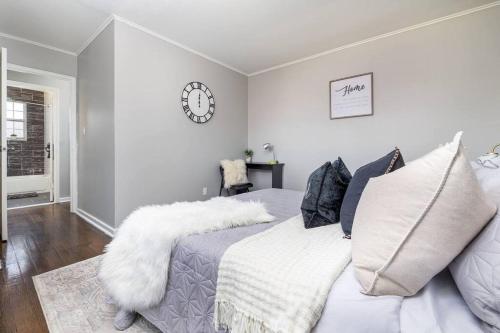 Ein Bett oder Betten in einem Zimmer der Unterkunft Queen Bed Apt in West Hartford
