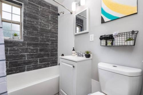 Ein Badezimmer in der Unterkunft Queen Bed Apt in West Hartford