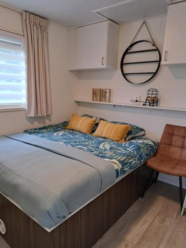 Katil atau katil-katil dalam bilik di Camping de Zandhorst, Chalet Novaluxe