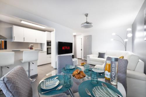 une cuisine et un salon avec une table et des chaises dans l'établissement Suite Ioana - Appartement à Cannes, à Cannes