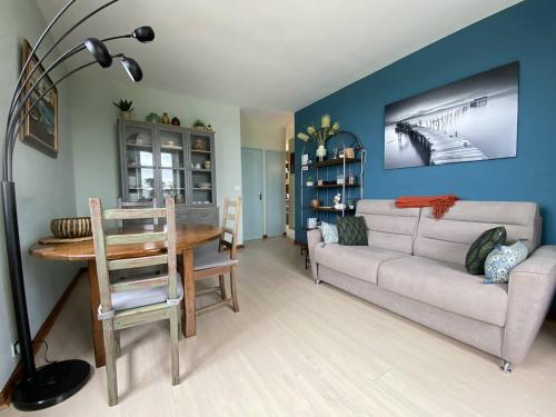 un salon avec un canapé et une table dans l'établissement Appartement avec WIFI, VUE SUR LE PORT DE PLOUMANAC'H à PERROS-GUIREC - Réf 876, à Perros-Guirec