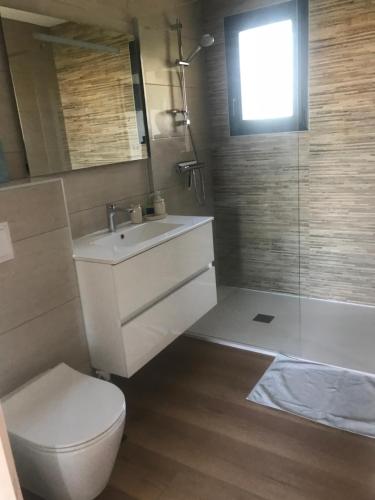 une salle de bain avec toilettes, lavabo et douche dans l'établissement Villa de la dune, à Seignosse