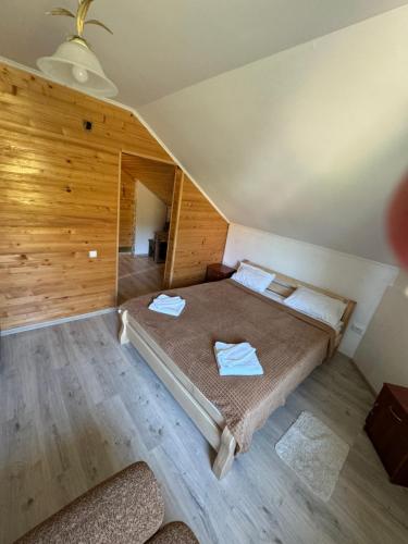 Ένα ή περισσότερα κρεβάτια σε δωμάτιο στο Good House Yaremche